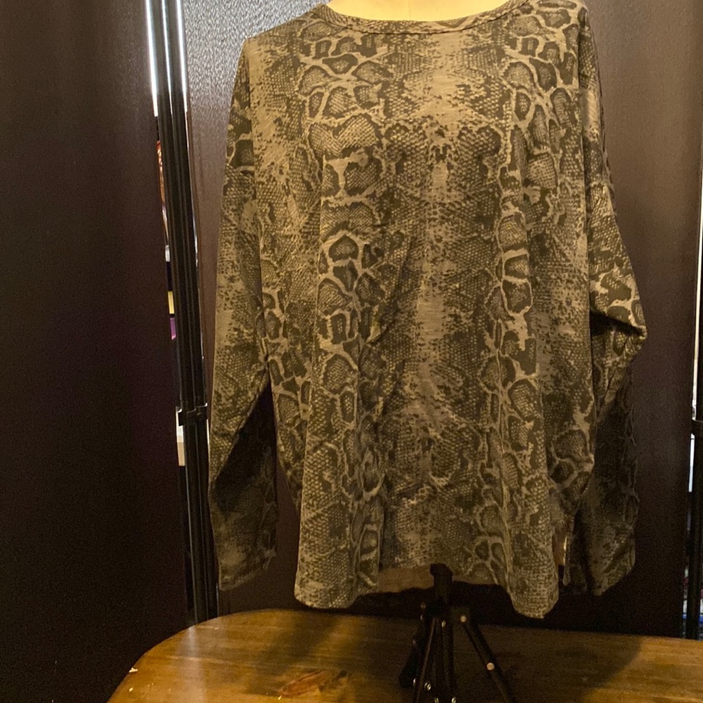 Never worn sweatshirt material top. Snake Print